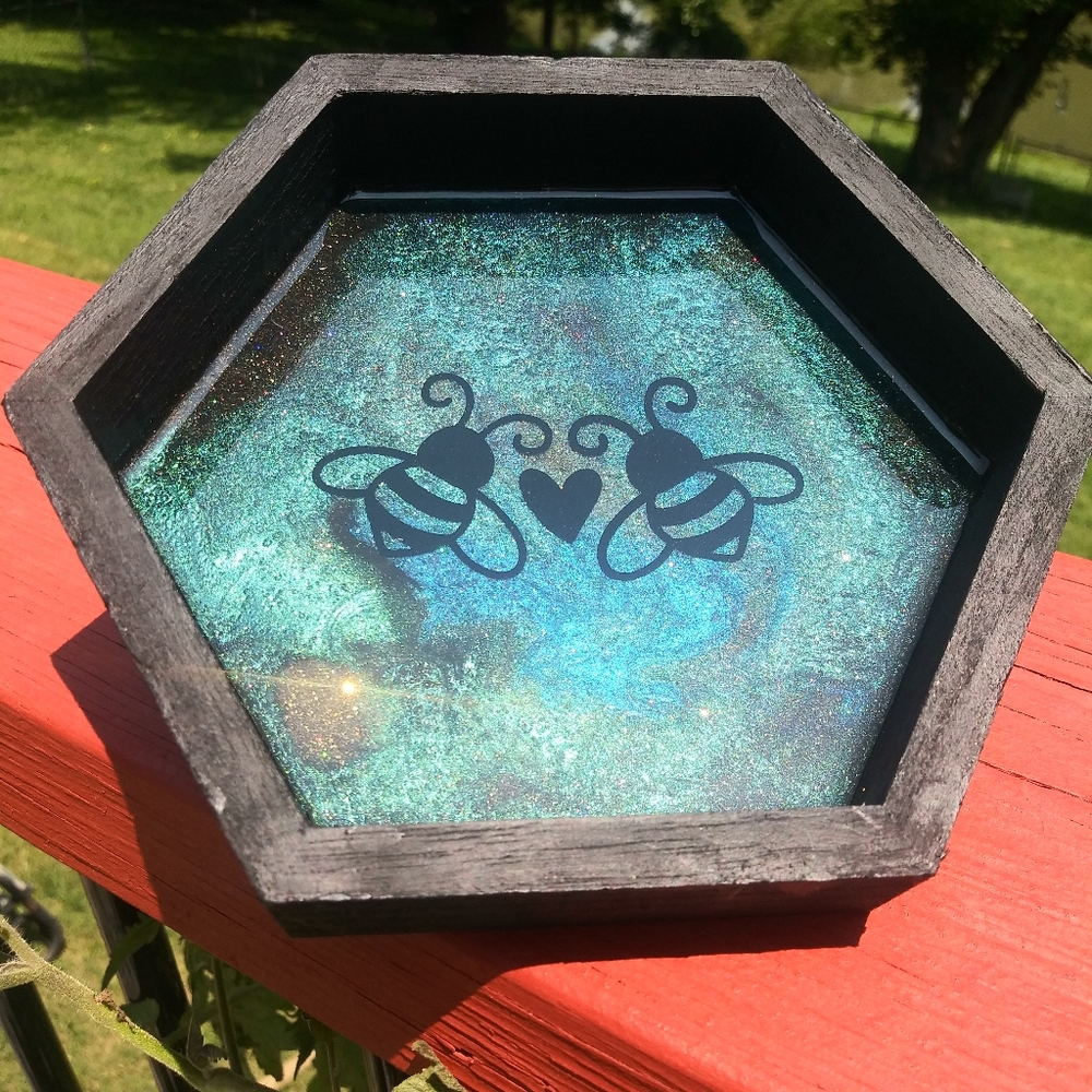 ๐SOLD๐Bees Heart Wall Art Resin Shadow Box Unique Bee Love Hexagon Black Frame - Picture 4 of 10